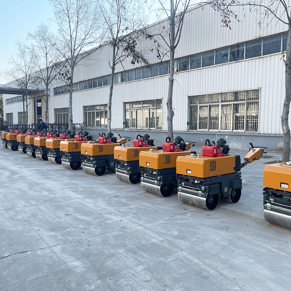 小型壓路機(jī)十字路口施工，瀝青路面的接縫有什么技巧處理
